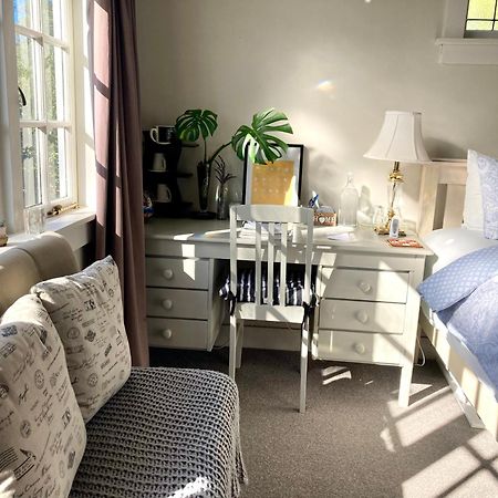 Spacious And Sunny Master Bedroom With Shared Bathrooms Auckland Extérieur photo