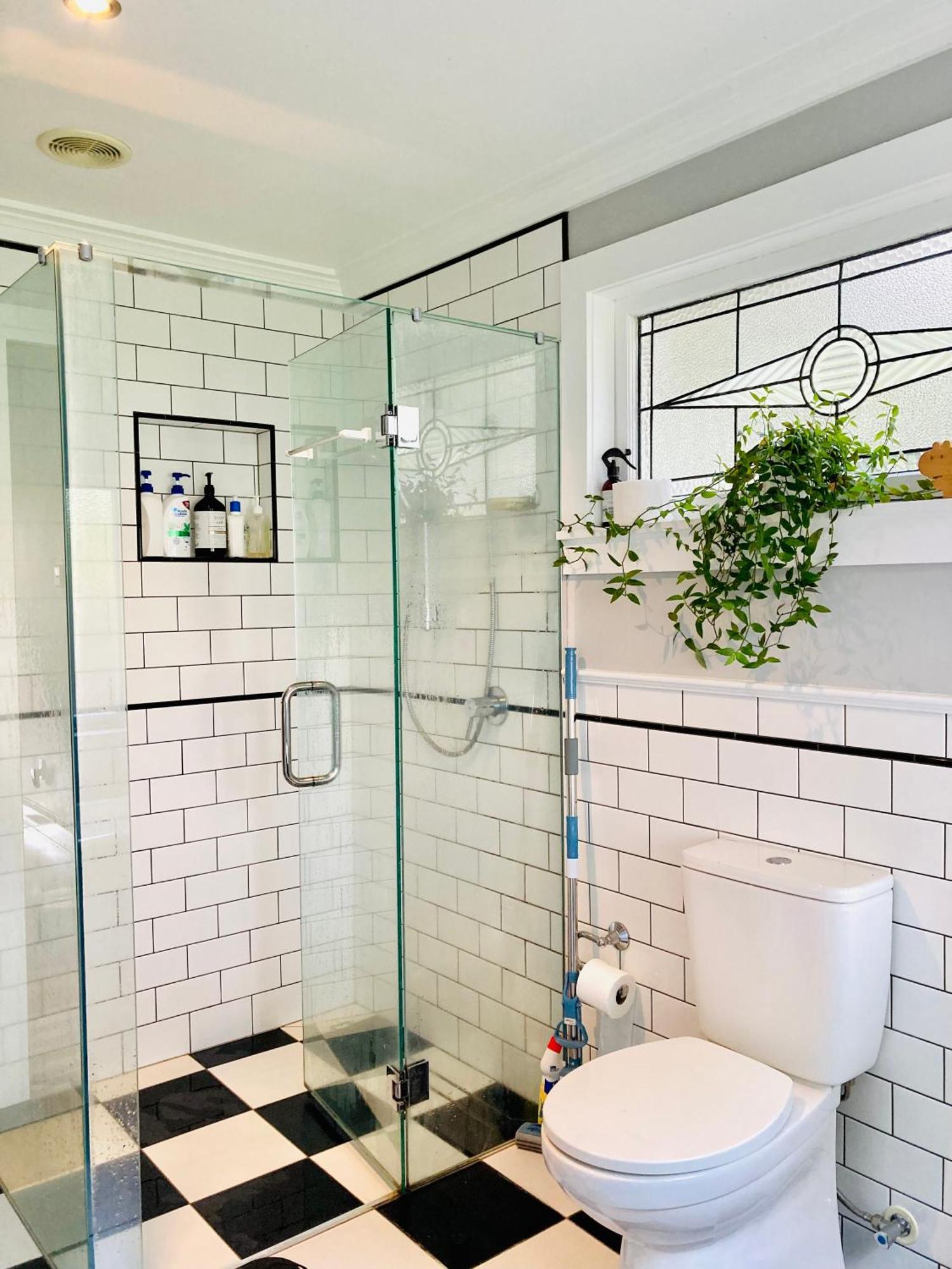 Spacious And Sunny Master Bedroom With Shared Bathrooms Auckland Extérieur photo